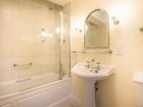 Bed and breakfast Newtown Bath with overhead shower